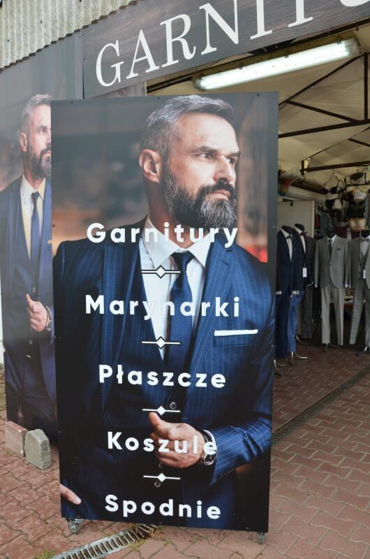 Stoiska z ubraniami wizytowymi na Targu Pod Zamkiem