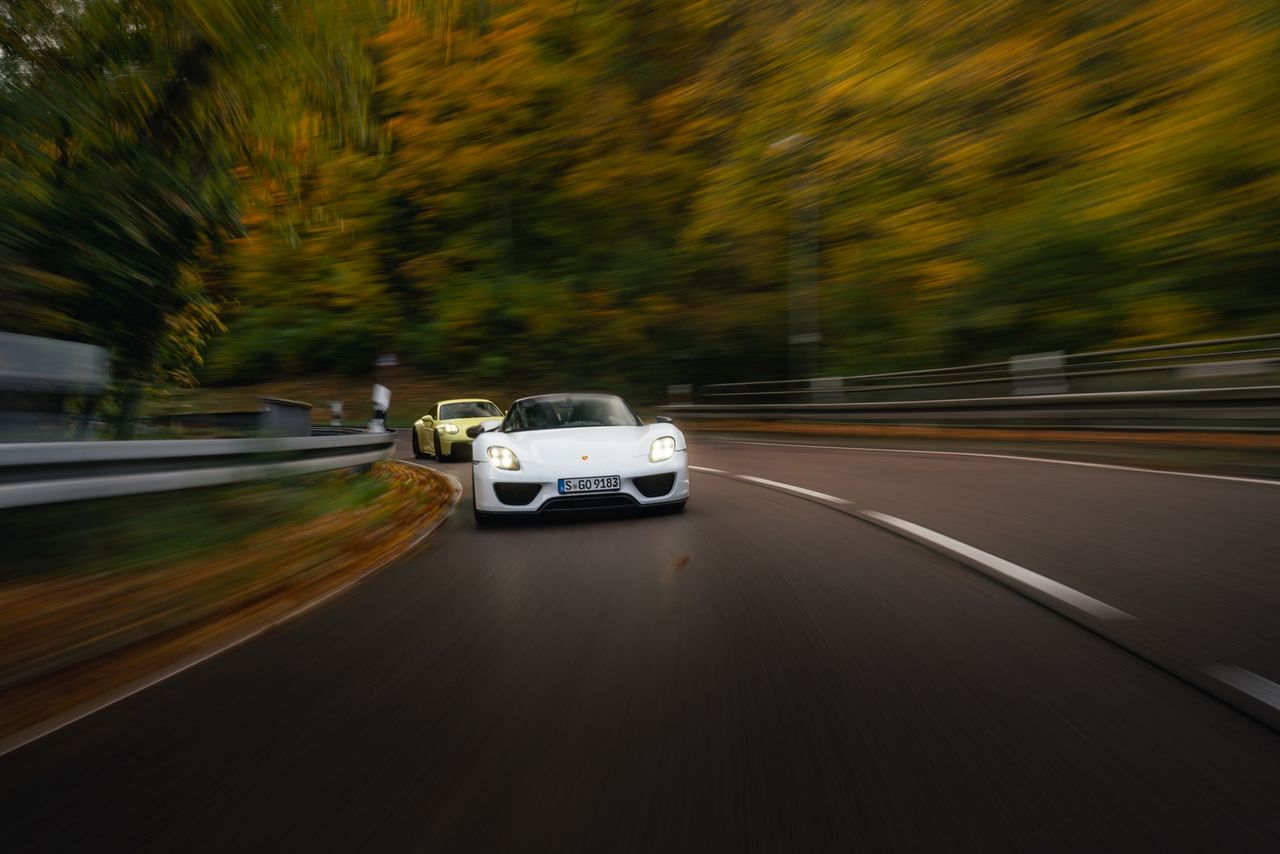 Porsche 918 Spyder vs Porsche 911 Carrera 4 GTS