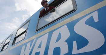 Oto nowe menu w wagonach restauracyjnych Wars.  PKP Intercity kusi domową szarlotką, naleśnikami ze szpinakiem i pierogami. Podajemy ceny
