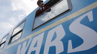 Oto nowe menu w wagonach restauracyjnych Wars.  PKP Intercity kusi domową szarlotką, naleśnikami ze szpinakiem i pierogami. Podajemy ceny