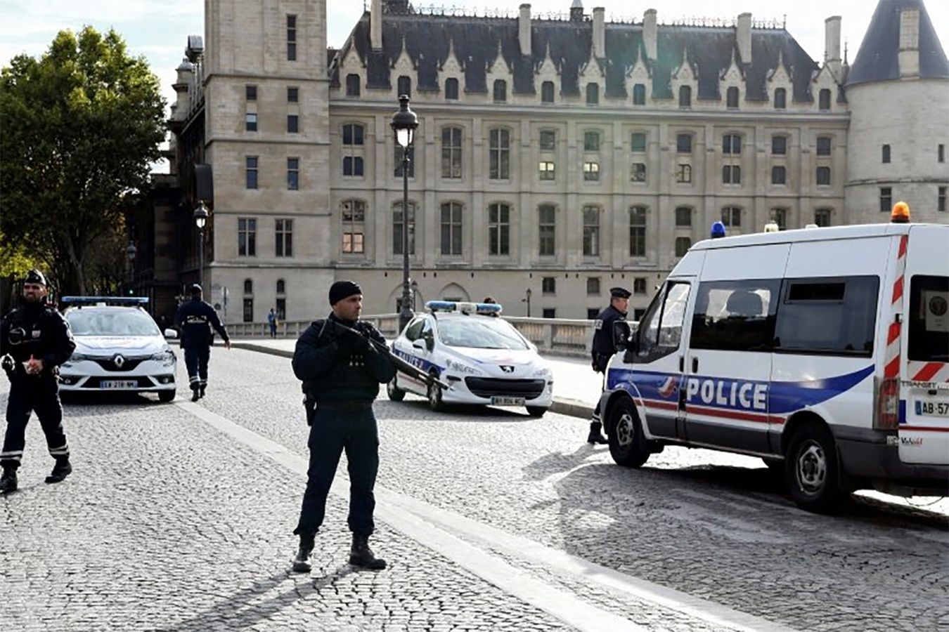 Uzbrojony napastnik wziął zakładników w sklepie w Paryżu
