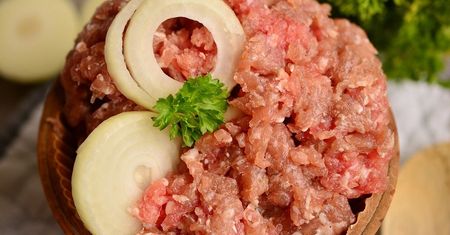 Groźna bakteria w tatarze wołowym. Nie jedz tego produktu!