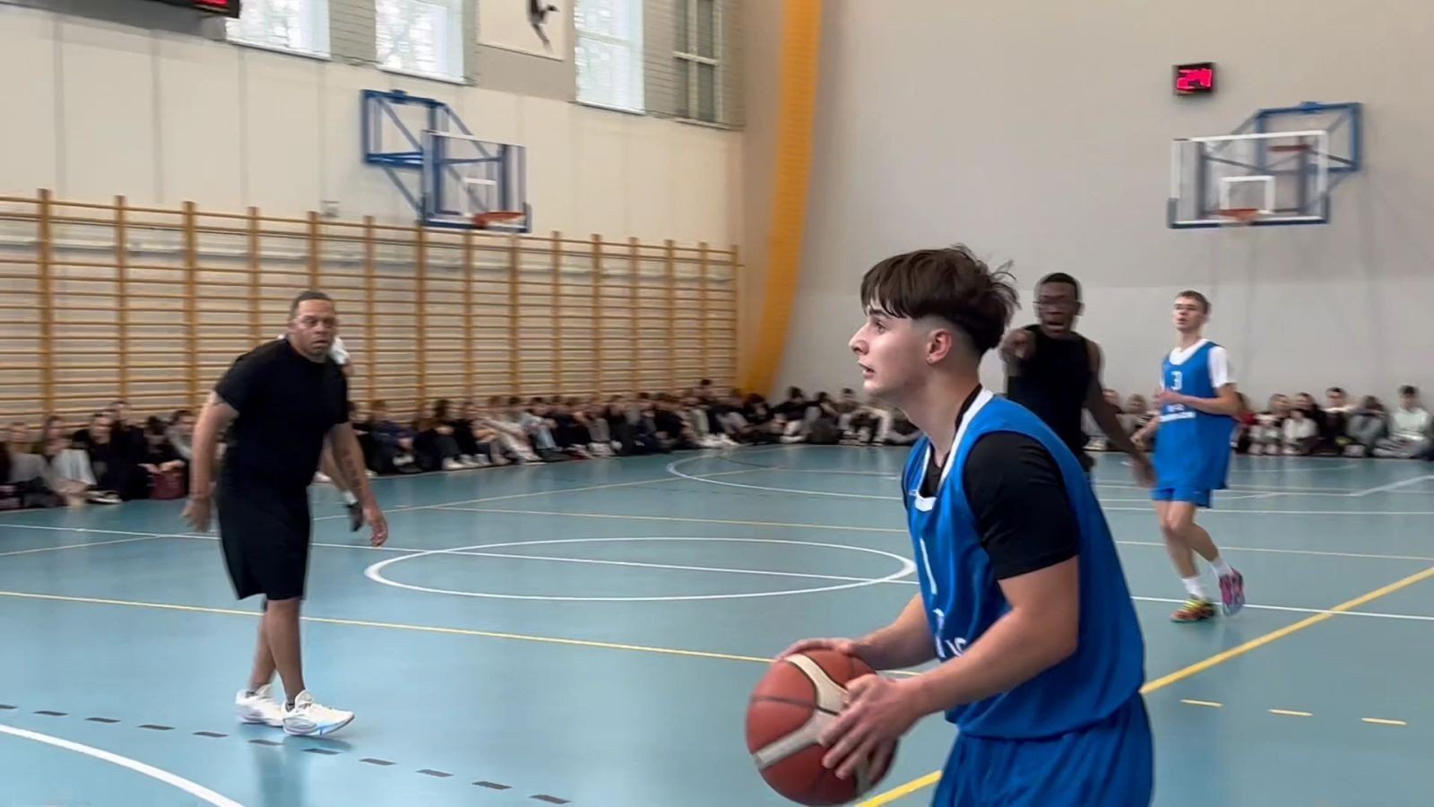 Mecz koszykówki uczniowie - żołnierze USA