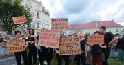 Protest w Pyskowicach. Mieszkańcy i władze miasta przeciwko likwidacji szpitala. "Czas to życie. Chirurgia musi być blisko"