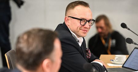 Soboń kłamał? "Nieformalnie to może kopać sąsiadce ogródek"