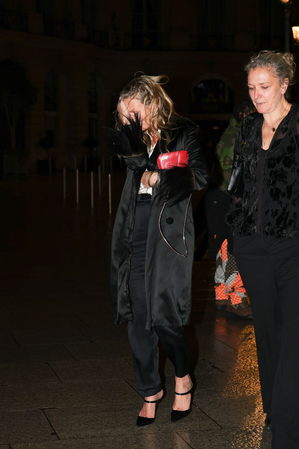 Kate Moss wraca z imprezy po pokazie marki Dior
