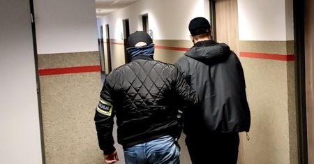 Śląskie. Rozprowadzał narkotyki na "dąbrowskim rynku”. Chciał ukryć worek w sklepie