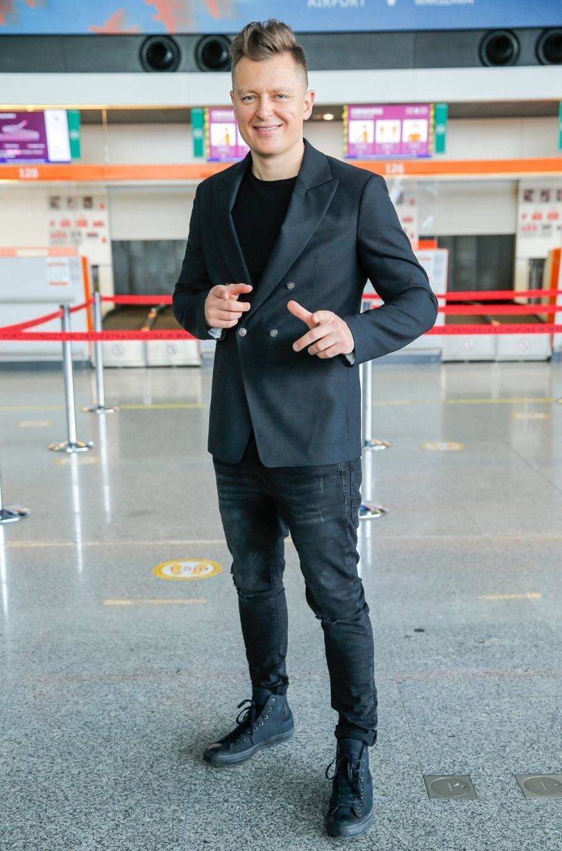 Rafał Brzozowski robi show na warszawskim Okęciu tuż przed odlotem do Rotterdamu