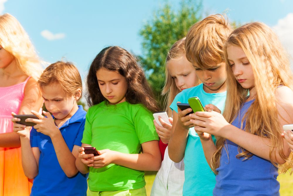 Dzieci ze smartfonami