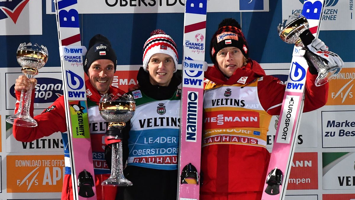 Halvor Egner Granerud (C) of Norway, third placed Dawid Kubacki (R) of Poland and second placed Piotr Zyla of Poland pose with their trophies on the podium after the first stage of the 71st Four Hills Ski Jumping Tournament in Oberstdorf, Germany, 29 December 2022. EPA/Anna Szilagyi Dostawca: PAP/EPA.