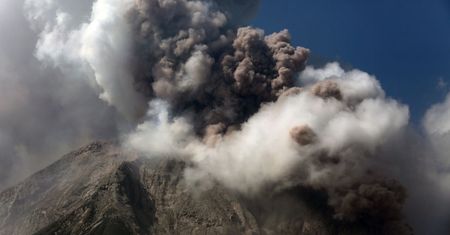 Erupcja wulkanu Sinabung. Słup popiołu osiągnął wysokość 5 km
