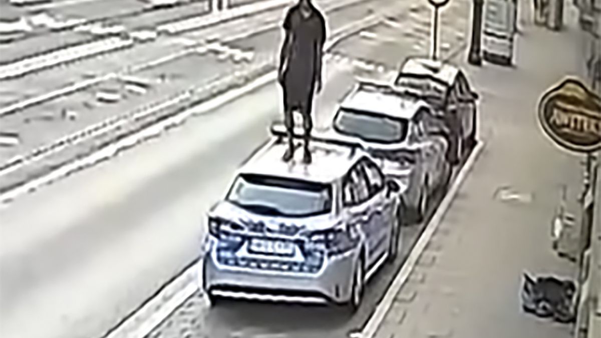 Kraków. 31-latek zaczął skakać po radiowozie