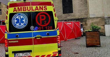 Wjechał na chodnik i potrącił pieszych. Media: zginął 12-latek
