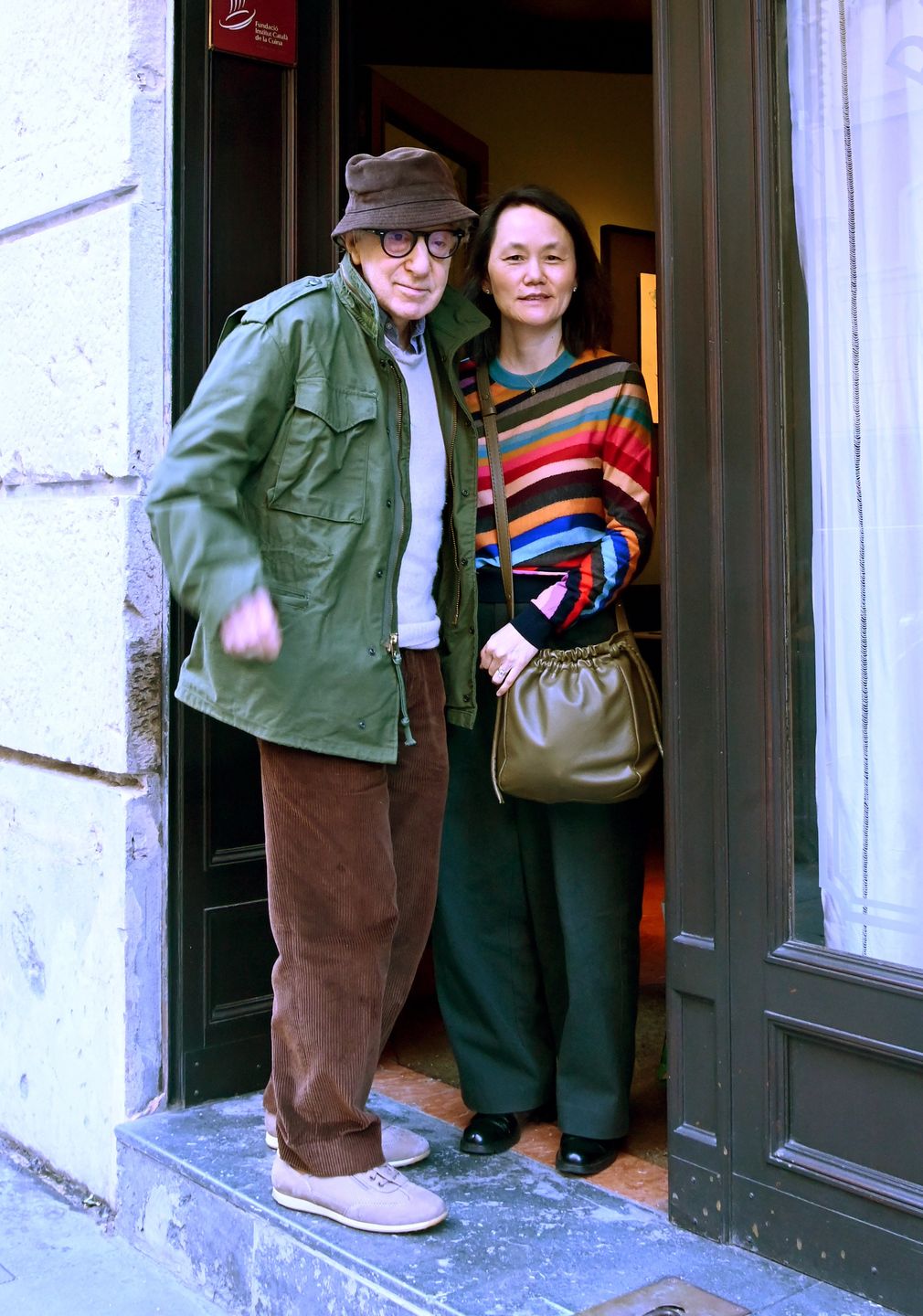 Woody Allen przechadza się z żoną po Barcelonie