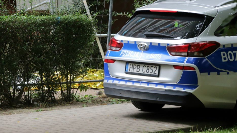 Zapach, który zaniepokoił sąsiadów, doprowadził do wstrząsającego odkrycia. W nowym bloku na osiedlu Aurora w Olsztynie odnaleziono ciało mężczyzny.