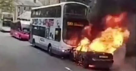 Sytuacja jak z horroru. Płonący samochód widmo wjechał w autobus