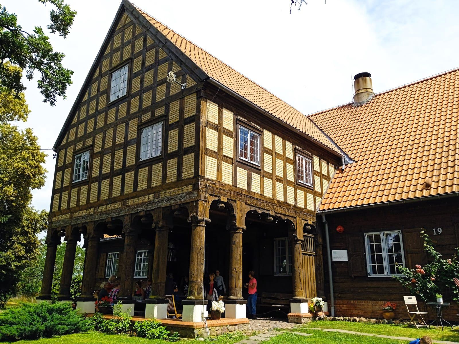 W domu podcieniowym w Marynowach zachowało się wiele oryginalnych elementów architektonicznych