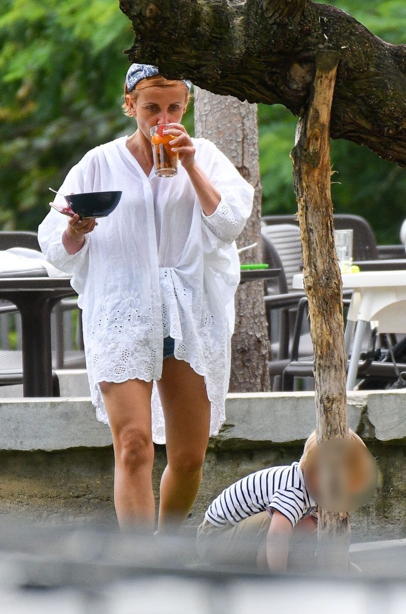 Katarzyna Zielińska karmi syna w restauracji