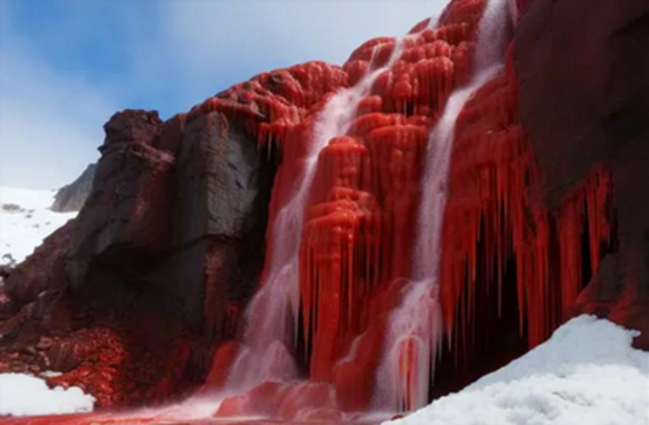 Rozwiązali zagadkę sprzed wieku. Stoi za krwawym wodospadem Antarktydy