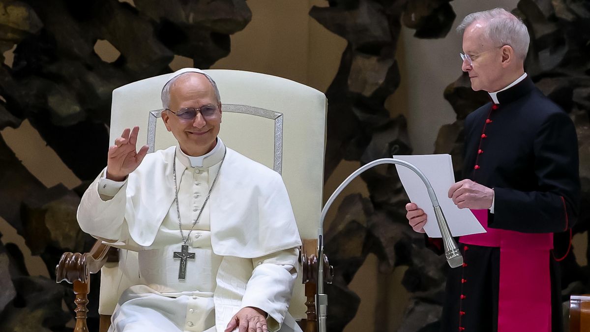 Pope Leo XIV meets members of the media at the Paul VI Hall
epa12093665 Pope Leo XIV (L) greets the faithful during an audience with representatives of the media in Nervi Hall at the Vatican, Vatican City, 12 May 2025.  EPA/ANDREA SOLERO 
Dostawca: PAP/EPA.
ANDREA SOLERO
new pope, hall, Vatican, catholic, religion, belief, faith