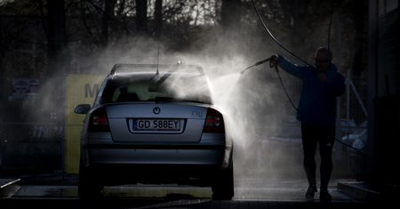 Mycie auta zimą. Popularny zwyczaj Polaków może zaszkodzić