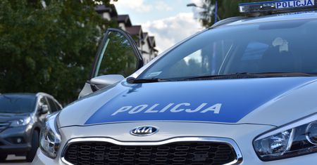 Wjechał wprost w zabytkowy kandelabr. Później zaczął się awanturować
