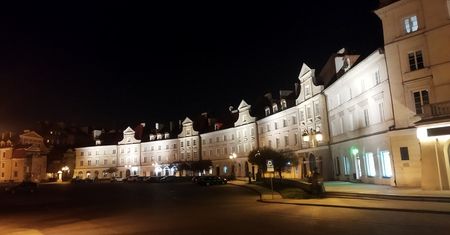 Nowe oświetlenie kamienic przy placu Zamkowym. Jest jaśniej i oszczędniej