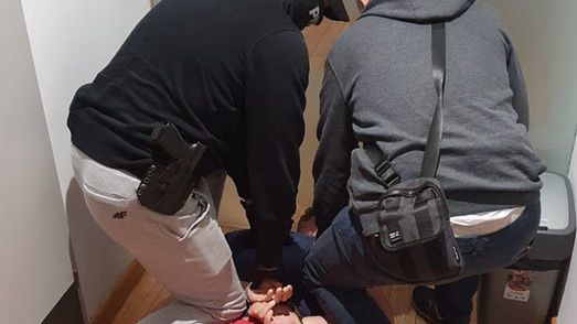 Zdjęcie z momentu zatrzymania włamywacza.