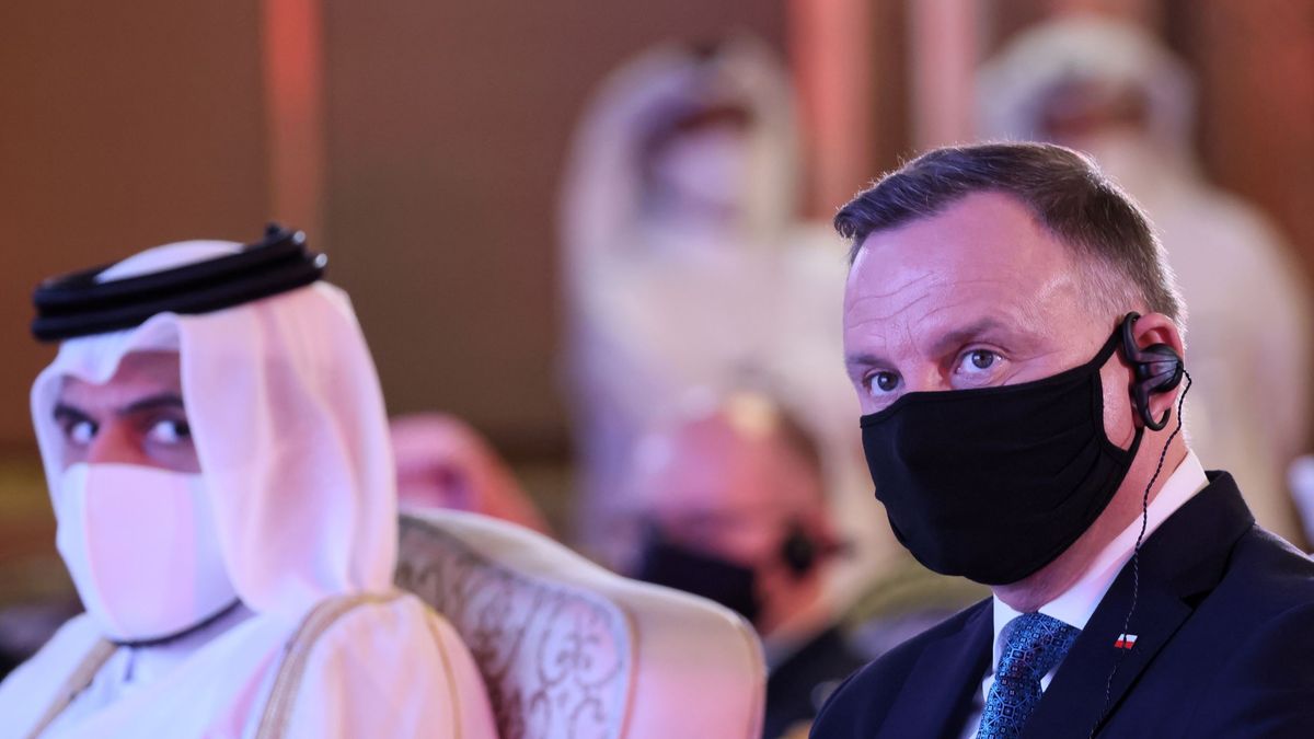 Prezydent RP Andrzej Duda (P) i premier Państwa Katar szejk Chalid ibn Chalifa ibn Abd al-Aziz Al Sani (L) podczas uroczystego otwarcia Polsko-Katarskiego okrągłego stołu gospodarczego w Hotelu Sheraton.