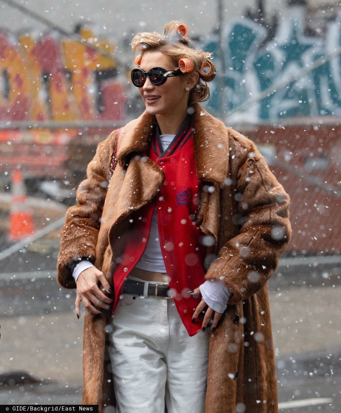 Bella Hadid z wałkami na głowie