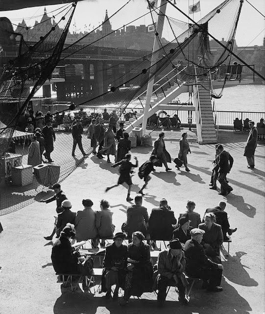 Mocne, czarno-białe fotografie uliczne z Londynu lat 30. i 40. 15
