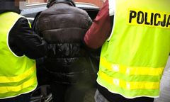 Wyburzyli ścianę koparką. Za nią miał być ich łup