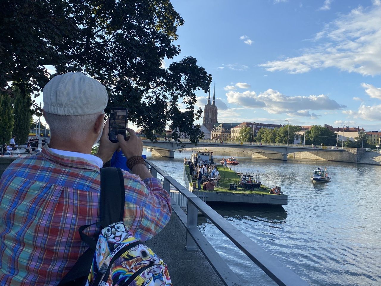 Wrocław: Dawid Podsiadło kręci swój najnowszy teledysk. Muzyk realizuje zdjęcia na wielkiej platformie, która płynie po Odrze