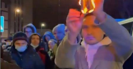 Rosjanie palą swoje paszporty. Nagrania spod ambasady