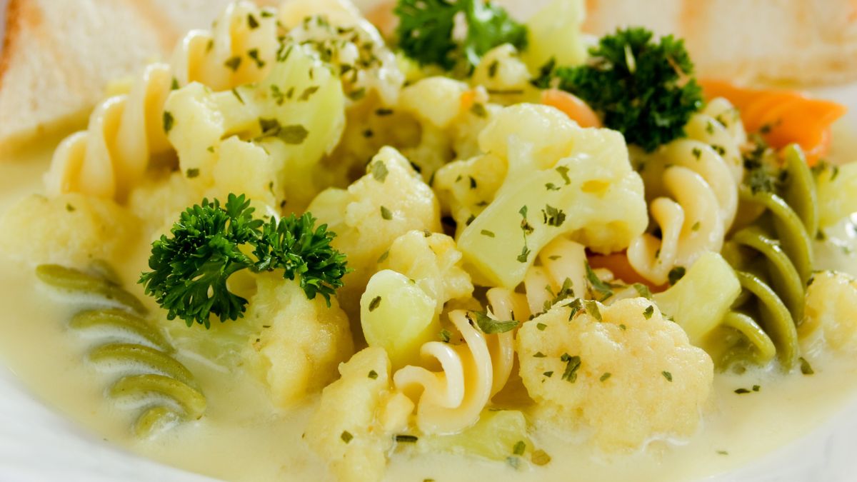 Kalafiorowa z makaronem to synonim domowego obiadu