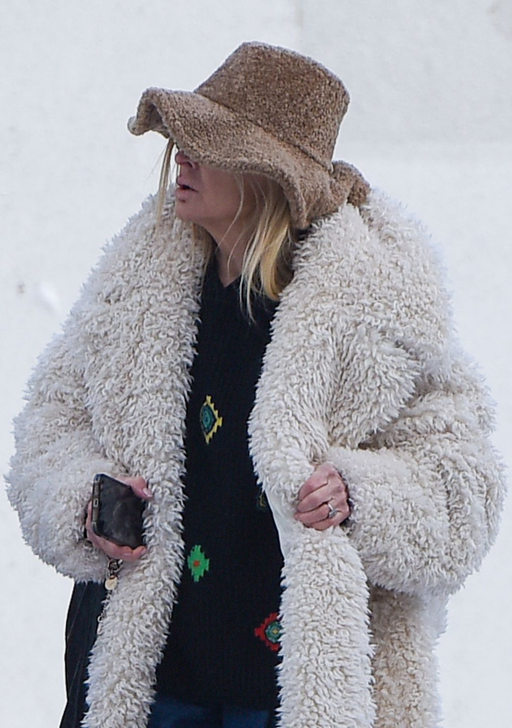 Monika Olejnik w drodze do atelier Roberta Kupisza 