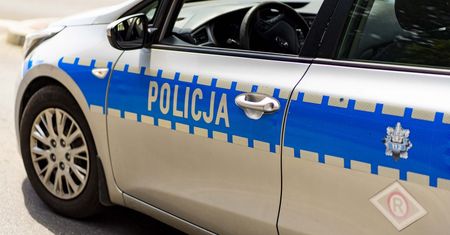 Wsiadł do auta bez tablic i chciał przejechać przypadkowe osoby! Grozi mu...