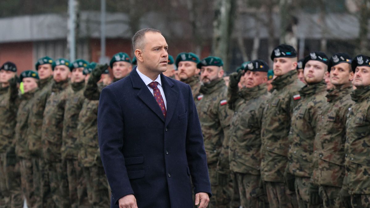 Adażi, Łotwa, 11.12.2025. Wizyta robocza Prezydenta RP w Republice Łotewskiej. Prezydent RP Karol Nawrocki (C) odwiedził, 11 bm. bazę wojskową w Adażi, gdzie stacjonuje Polski Kontyngent Wojskowy na Łotwie, który wchodzi w skład wielonarodowej batalionowej grupy bojowej działającej w ramach Wzmocnionej Wysuniętej Obecności NATO (eFP). (aldg) PAP/Paweł Supernak