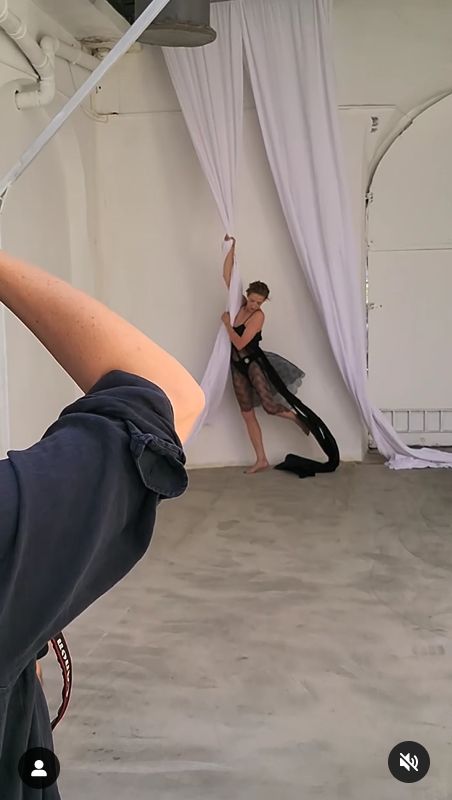 Lara Gessler pozuje topless