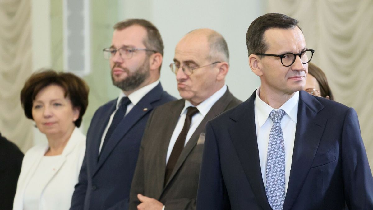 W ministerstwie, w któym kieruje Zbigniew Rau (drugi z prawej) przyznano pracownikom spore nagrody