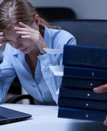 Przedsiębiorca biurokratą na pół etatu. 3,5 godziny dziennie na ślęczenie nad przepisami