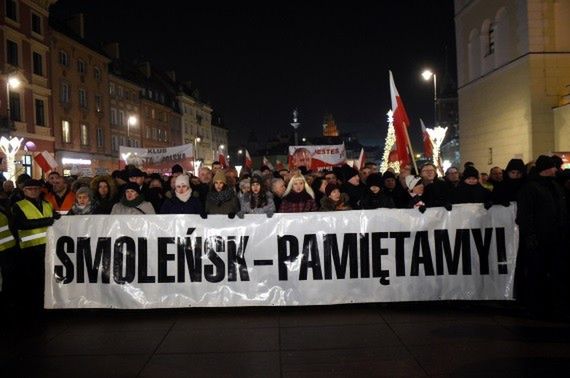 Niespokojnie na Krakowskim Przedmieściu. Kaczyński zagłuszany