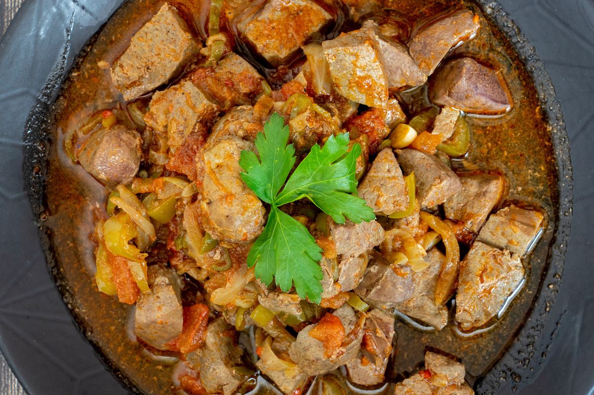 Zamiast smażyć z cebulą, zrób w pysznym sosie. Tak smacznej wątróbki jeszcze nie jadłeś