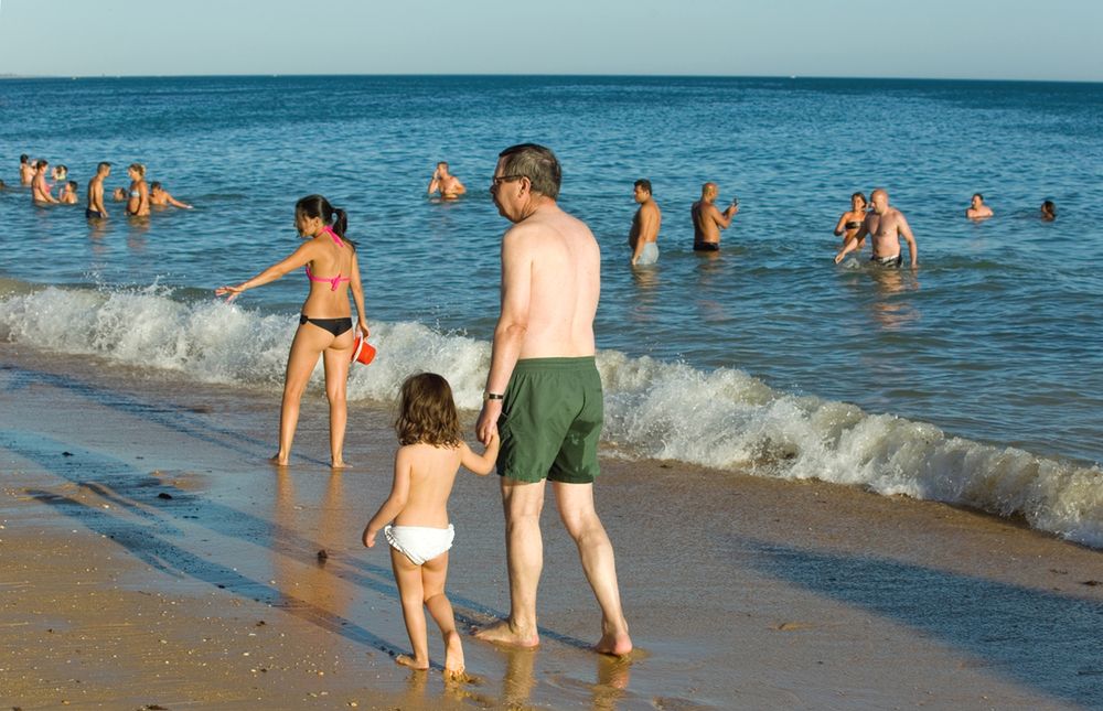 Nagie dzieci na plaży – czy istnieje granica wieku, której powinni trzymać się rodzice?