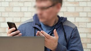 Najpierw odebrał telefon. Chwilę później dostał SMS-y z żądaniem wpłaty