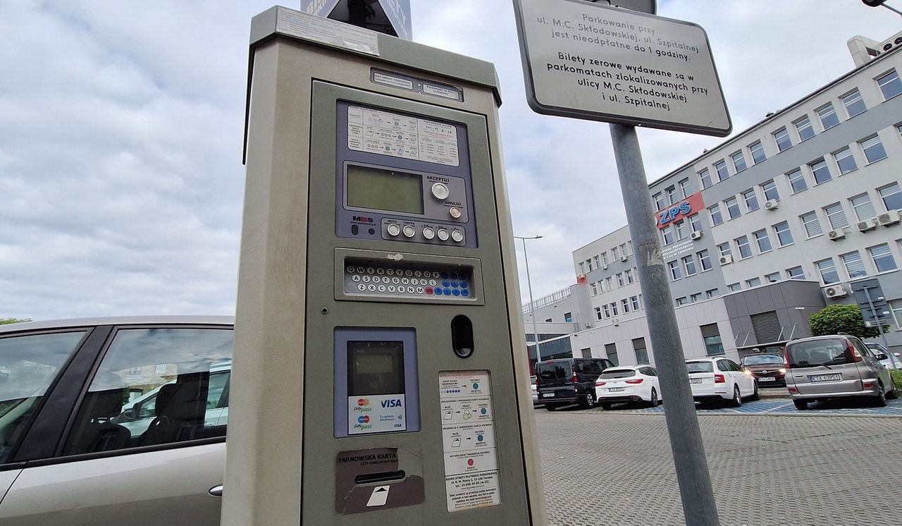 Parkomaty w Tarnowie idą do liftingu. Wyeksploatowane urządzenia zostaną odświeżone i zyskają nowe funkcje, dzięki dołożeniu klawiatury