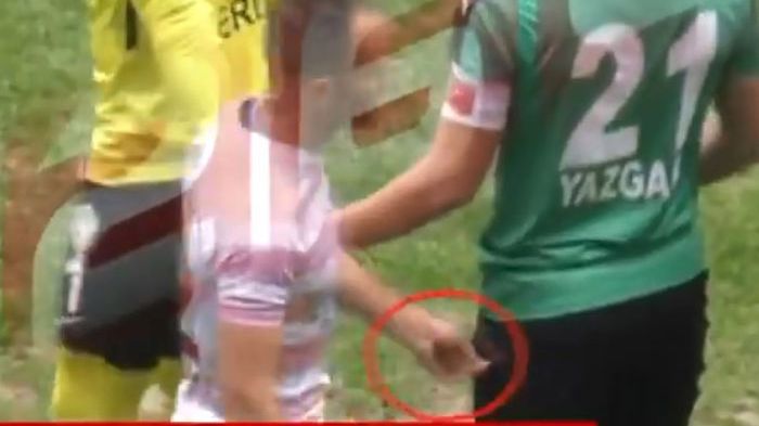 Zdjęcie okładkowe artykułu: Twitter / twitter.com/yenisafakspor / Na zdjęciu: moment zranienia piłkarza żyletką