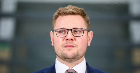 Wiceminister Woś uderza w premiera Morawieckiego. "Z zaskoczeniem przyjęliśmy zamieszanie"