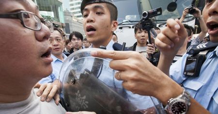 Demonstracje w Hongkongu. Rozpędzają protestujących