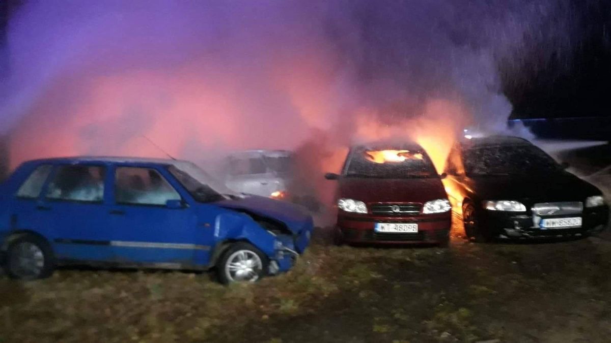 Spłonęły samochody w Wawrze. Pożar w warsztacie samochodowym